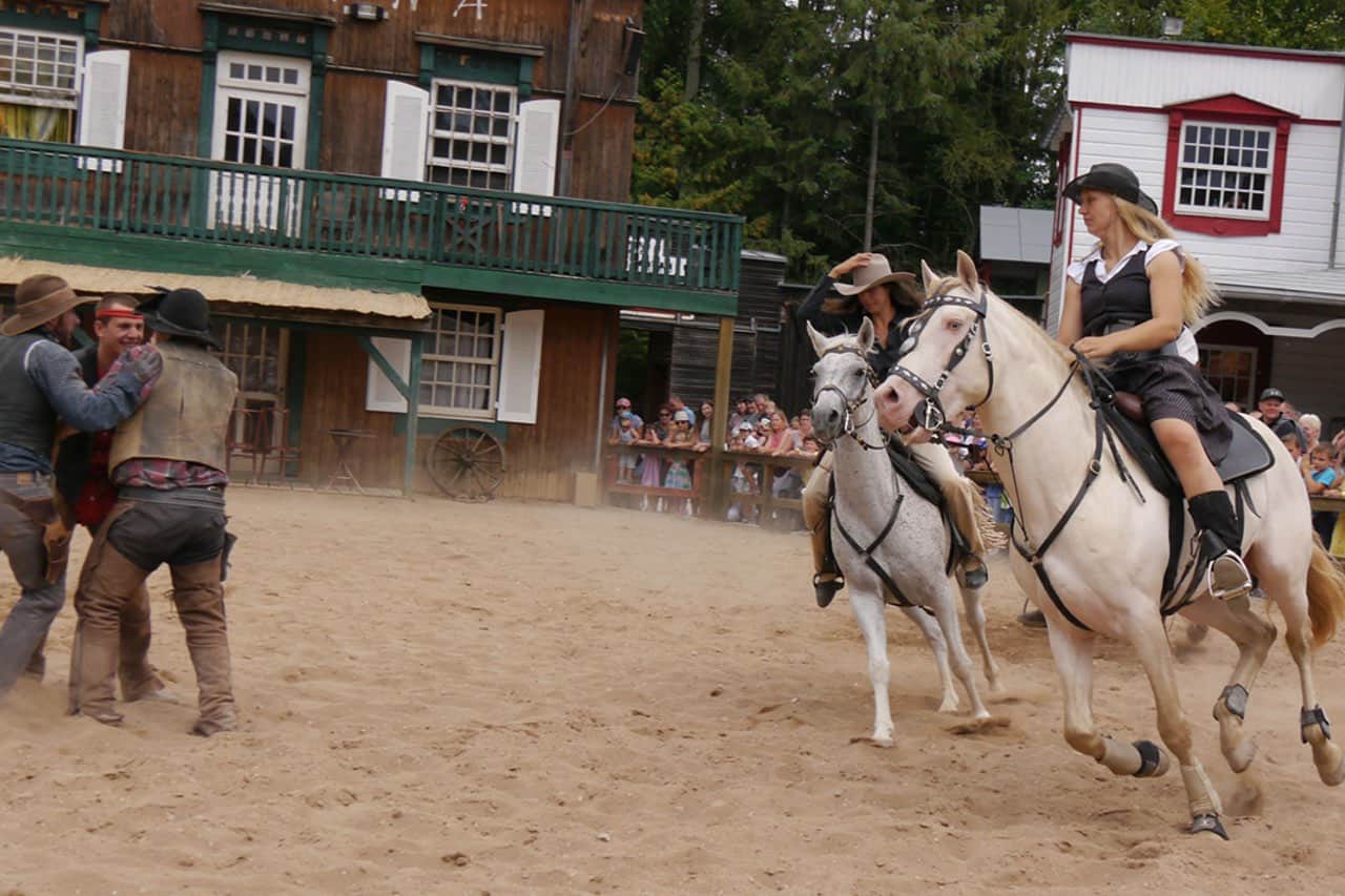 westernshow mit pferden in aktion