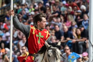 ritter-turnier-freizeitpark ritter turnier junge auf pferd