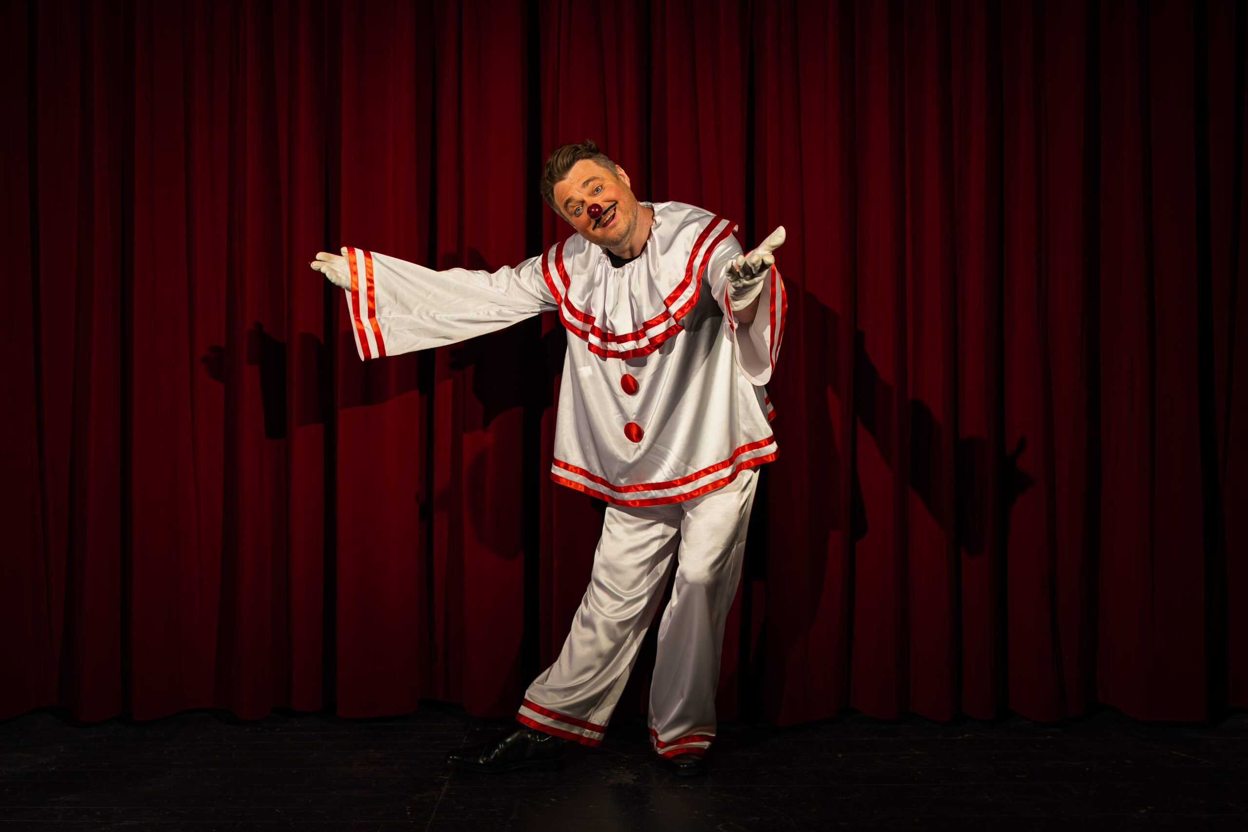 zozo mit koffer sitzend stuhl träumt